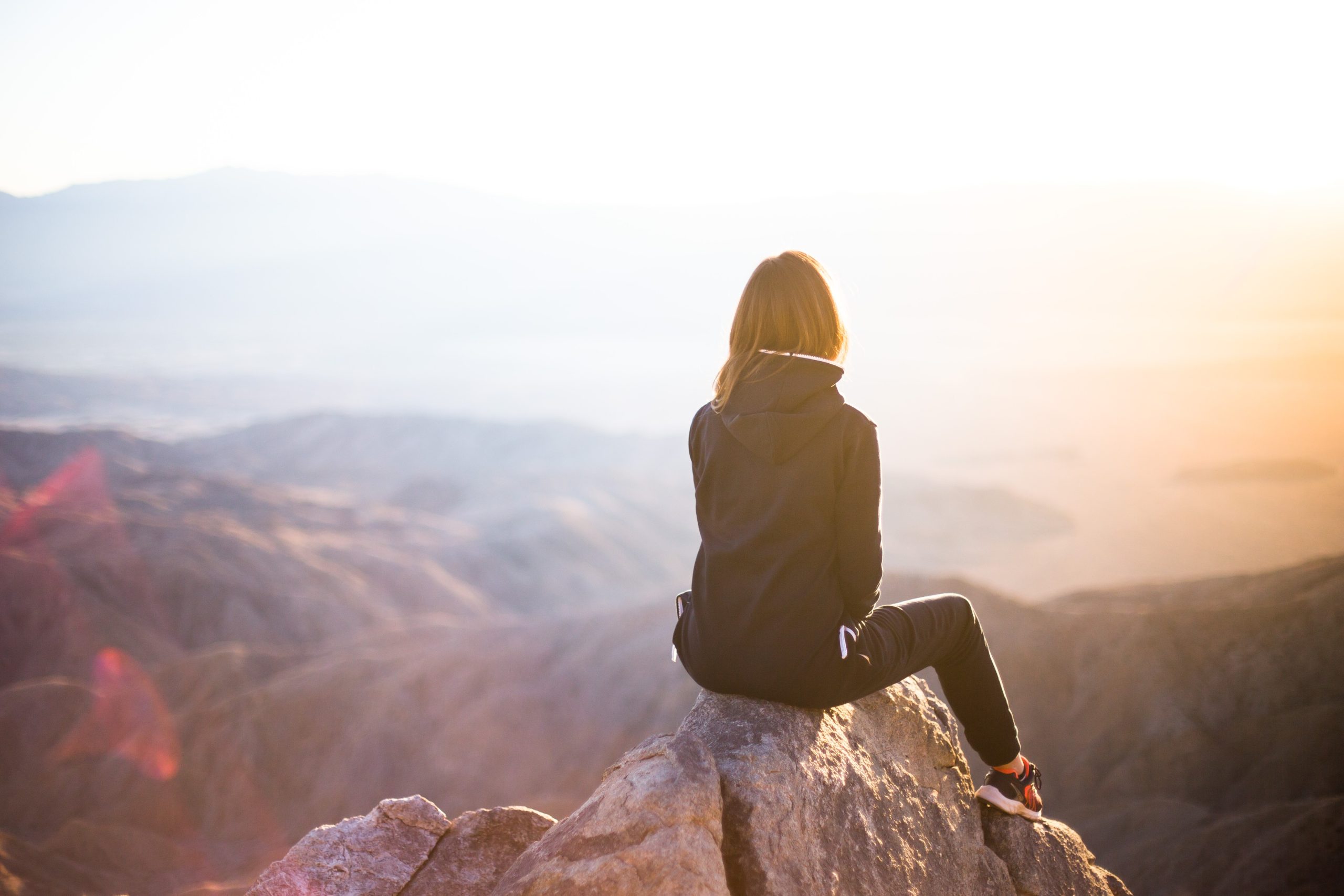 woman-sitting-on-mountaintop